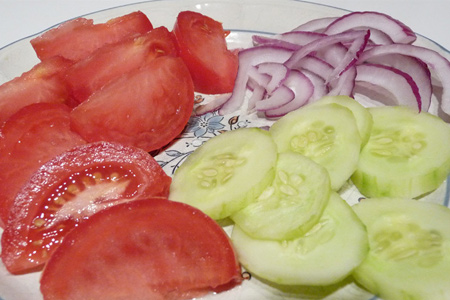 Порежьте овощи для салата