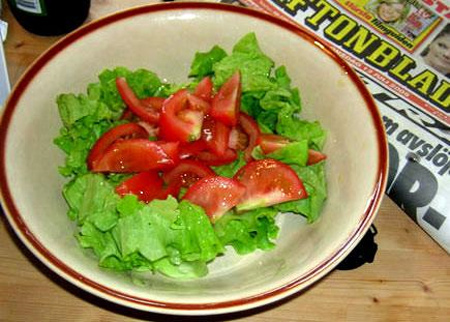 Нарежем салат и помидоры